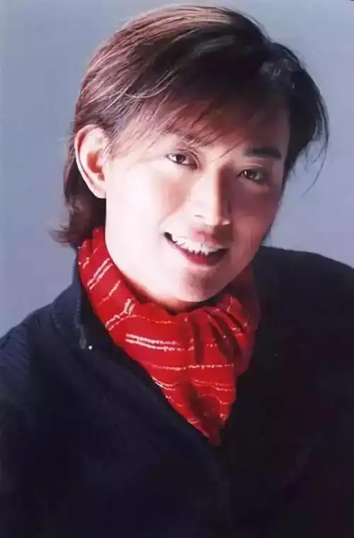 黄海冰全家照,二婚妻子年轻漂亮,儿子帅气,女儿可爱!