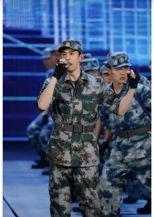 穿迷彩服蔡徐坤不是最帅的,易烊千玺发型不配,他才是最合格一个