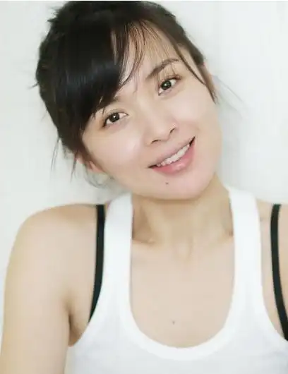 靳东和人有说有笑,李佳只能自娱自乐?