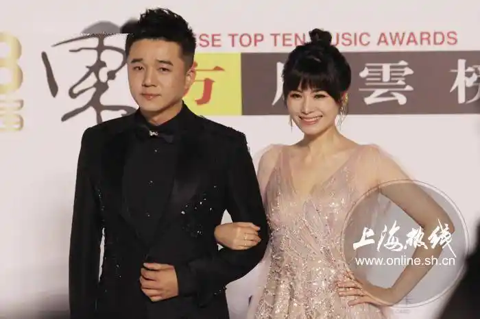 上海电视台美女主播万蒂妮挽男伴走红毯露深v事业线结果有人尴尬了