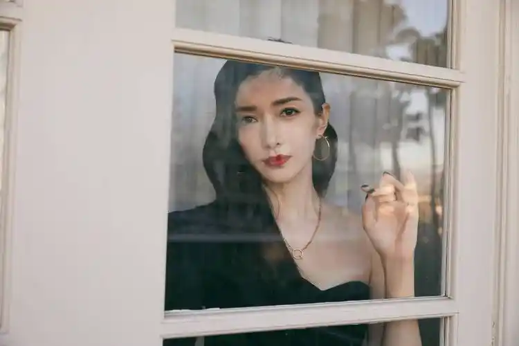 江疏影"单袖西装高衩裙":窈窕身姿,时尚撩人_造型_长裙_电视