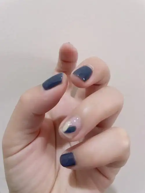 夏日的短款美甲简约风