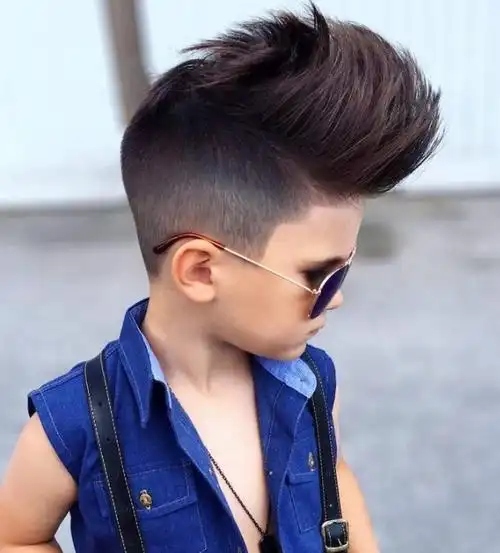 两侧铲青,长刘海往后梳理,这样一款大背头发型,酷炫又洋气,非常惹眼吸