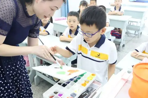 金阳小学101班家长进课堂——趣味美术课