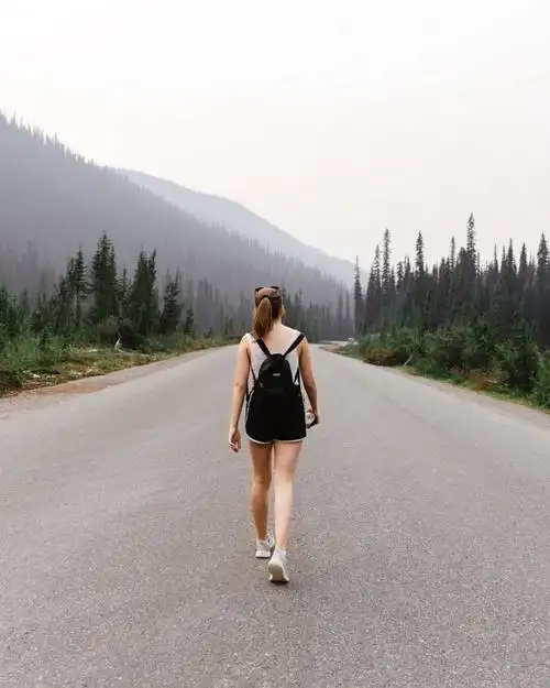 一个女生走路背影图片