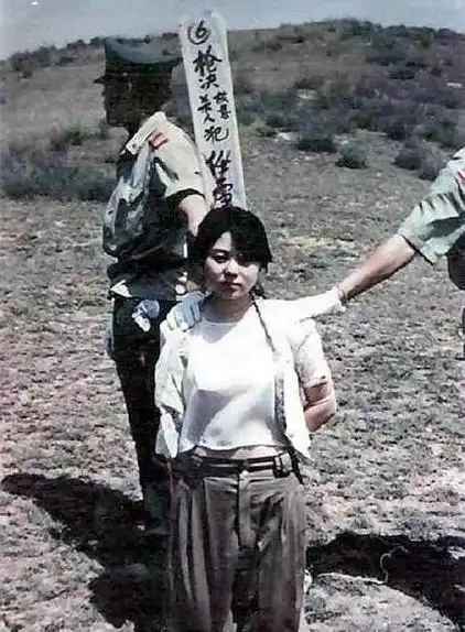 30年前"最美死刑犯"任雪:穿露脐装上路,枪决前她突然张开了嘴