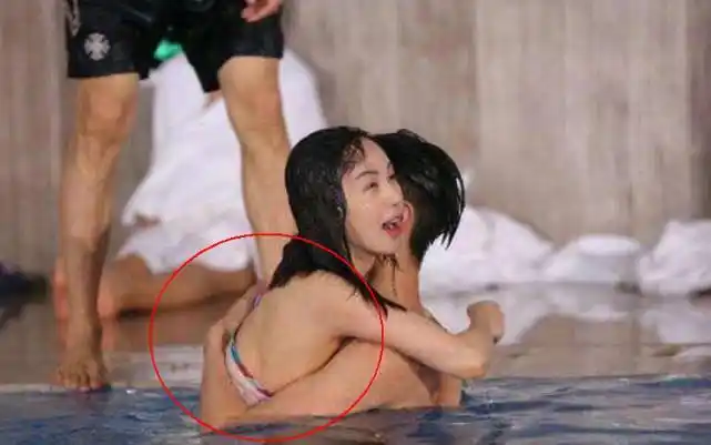 李菲儿穿比基尼与鲜肉水中作乐网友男子的手亮了