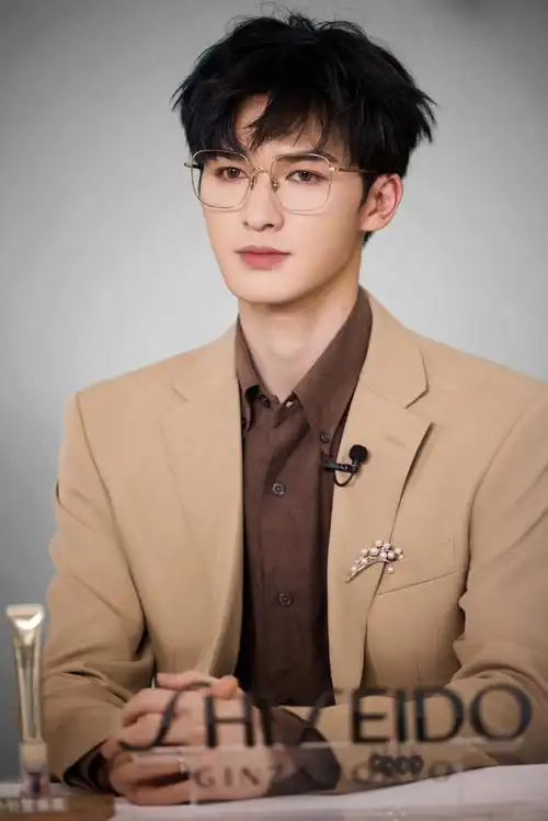 朱正廷贵气西装卷发造型##想把金丝框眼镜焊在朱正廷脸上