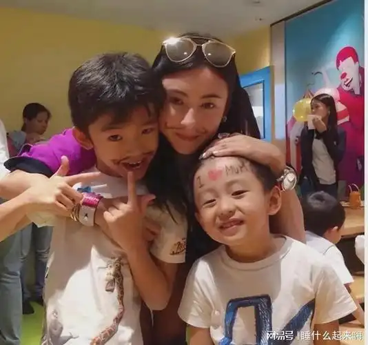 谢霆锋亲子鉴定风波再起张柏芝含泪揭真相谢贤愤怒斥子不尊重