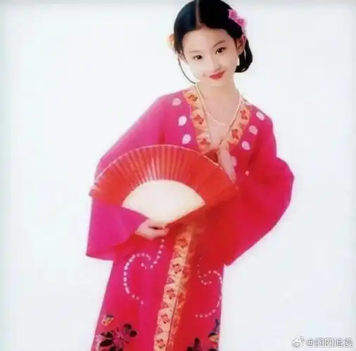 小时候一组照片,从襁褓照到小学照,小时候生活照可以看到刘亦菲一样