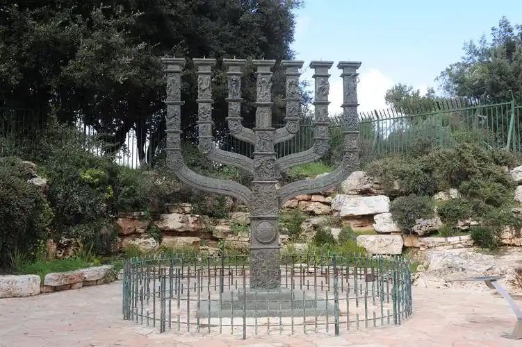 国会大厦外的七支烛台,七支烛台是犹太教的圣物之一.