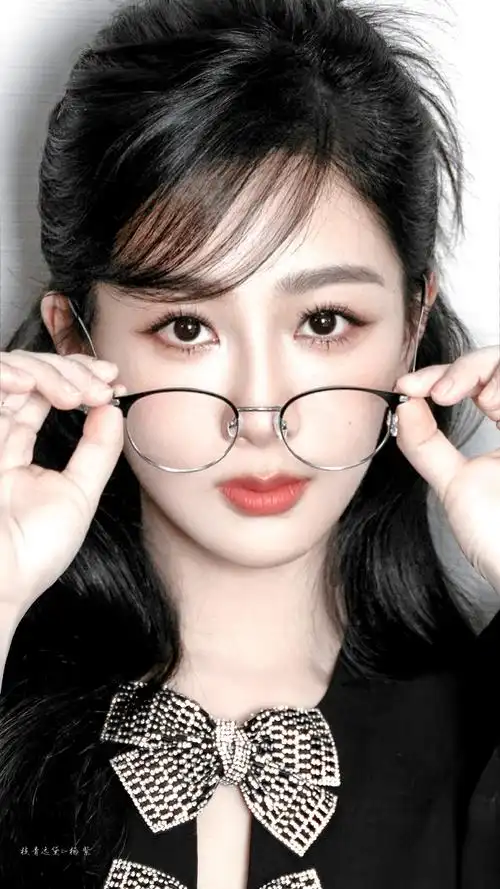 杨紫斜刘海黑框眼镜##杨紫黑色镂空蝴蝶结短裙