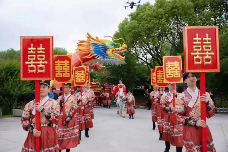 十里红妆,今天又有一对新人在云澜湾举办中式婚礼