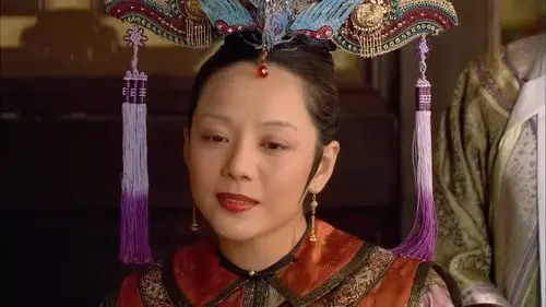 甄嬛传:皇上死后甄嬛找敬妃谈心,为什么敬妃要戴着华妃的头饰?