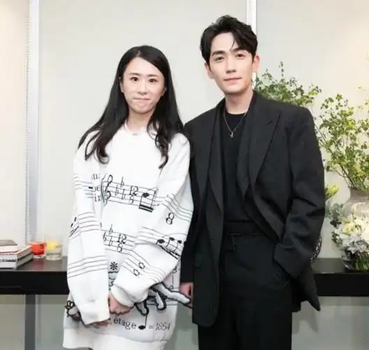 朱一龙和女生合照都是一个动作连表情都毫无变化满屏的求生欲