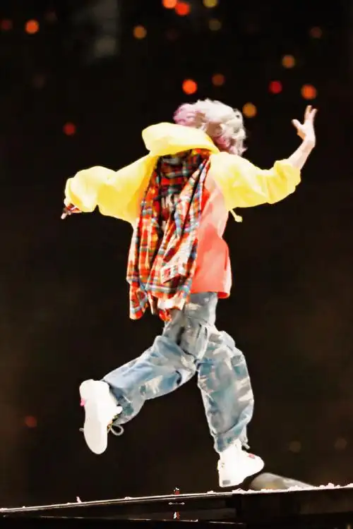 华晨宇 神在我头顶唱歌##2023华晨宇火星演唱会##华晨宇演唱会边系