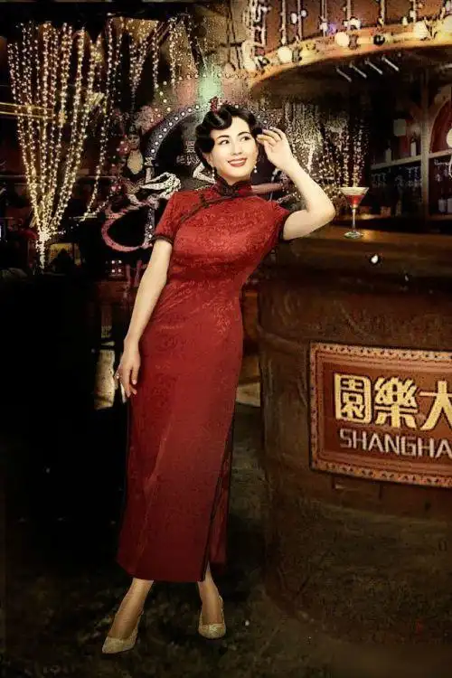 杨童舒真显年轻烫海浪卷一脸温柔就是配素色旗袍略显老气