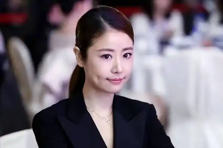 47岁林心如出席活动疑不穿内衣,彻底放飞自我?