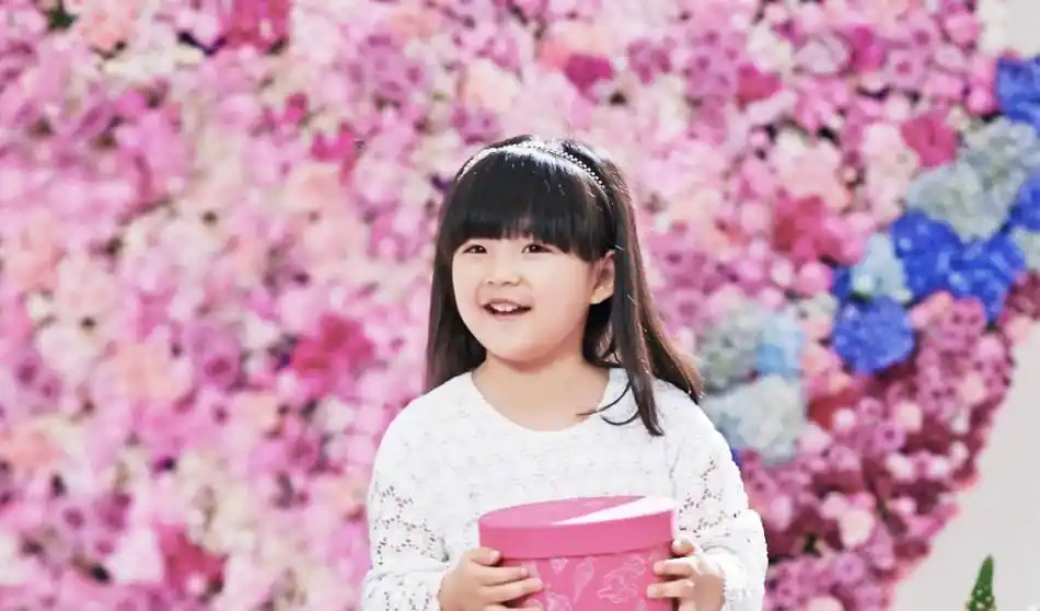 明星育儿方式大不同吴尊孩子4岁婴儿车出行刘烨的孩子却要给他做饭