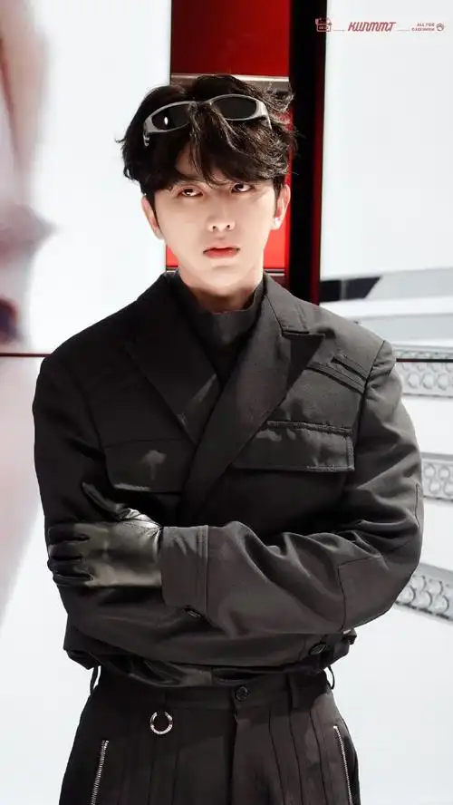 蔡徐坤黑色特工造型