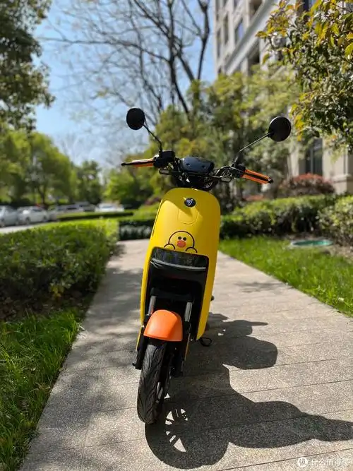 老婆不让骑摩托怎么办那就来辆九号电动车a90小黄鸭联名款吧