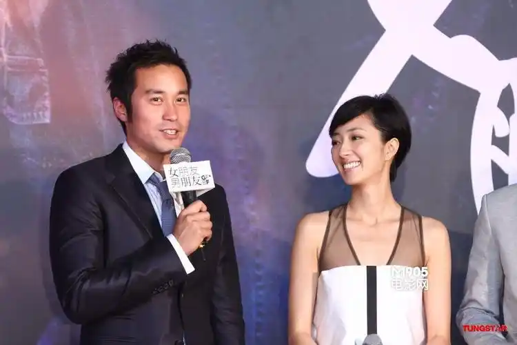 桂纶镁清纯亮相秀修长美腿 牵手"男朋友"张孝全