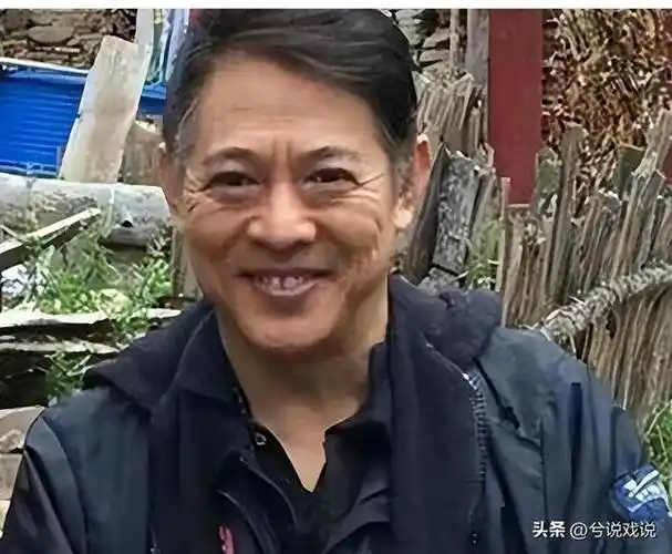 李连杰近照引热议,满脸老年斑脱发严重,利智也老了,难以认出|记者|刘