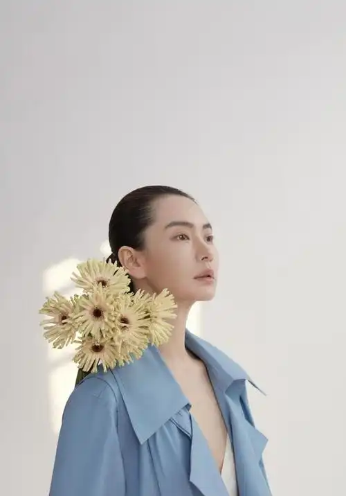 戚薇初春造型有腔调浅蓝色风衣配bra梳直马尾惊艳又霸气