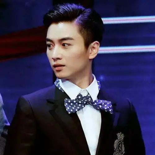 三七分怎么分才不会像汉奸头,也就是说那条纹不要太明显,头发两边要