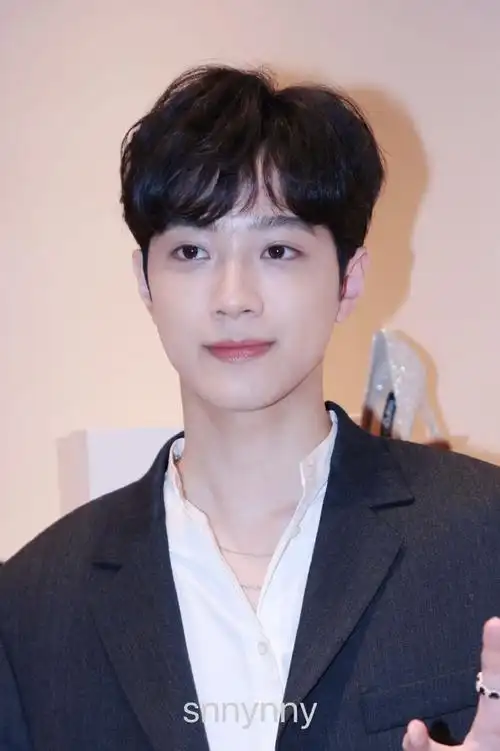 赖冠霖超话#赖冠霖一大口满足#20211220 | 上海  | sergio rossi群访