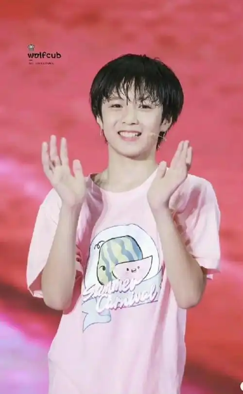 刘耀文小学旧照##刘耀文小学穿校服戴红领巾旧照