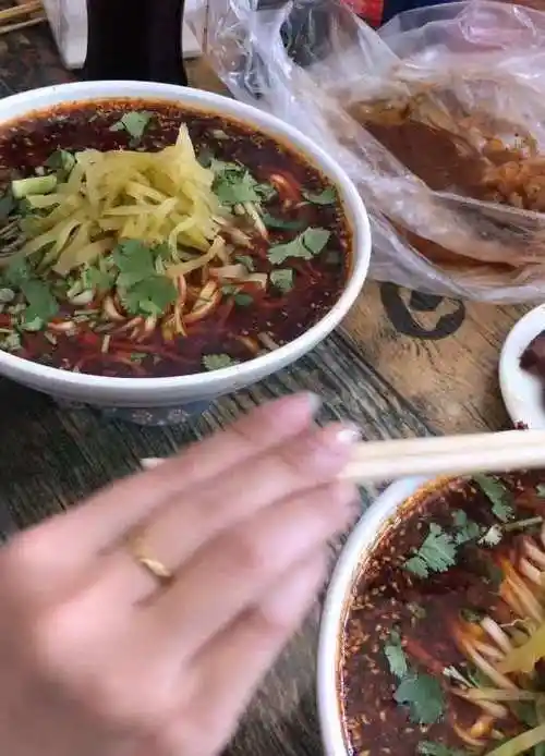 推荐:老四川麻辣面麻辣素鸡特色腊肠