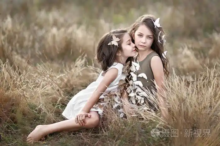 两个小女孩双胞胎的肖像