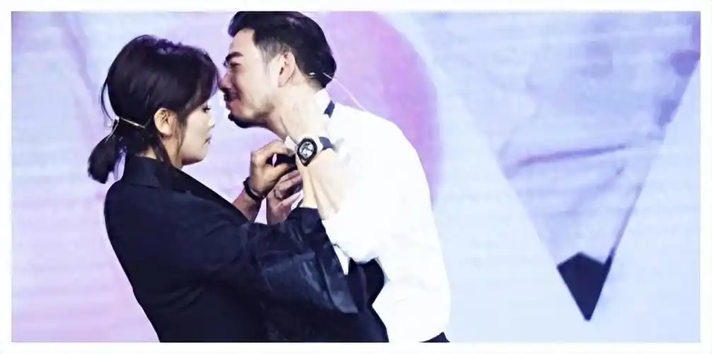 有传言称,杨烁能出演这个角色,是因为同剧女主角刘涛向导演举荐的.