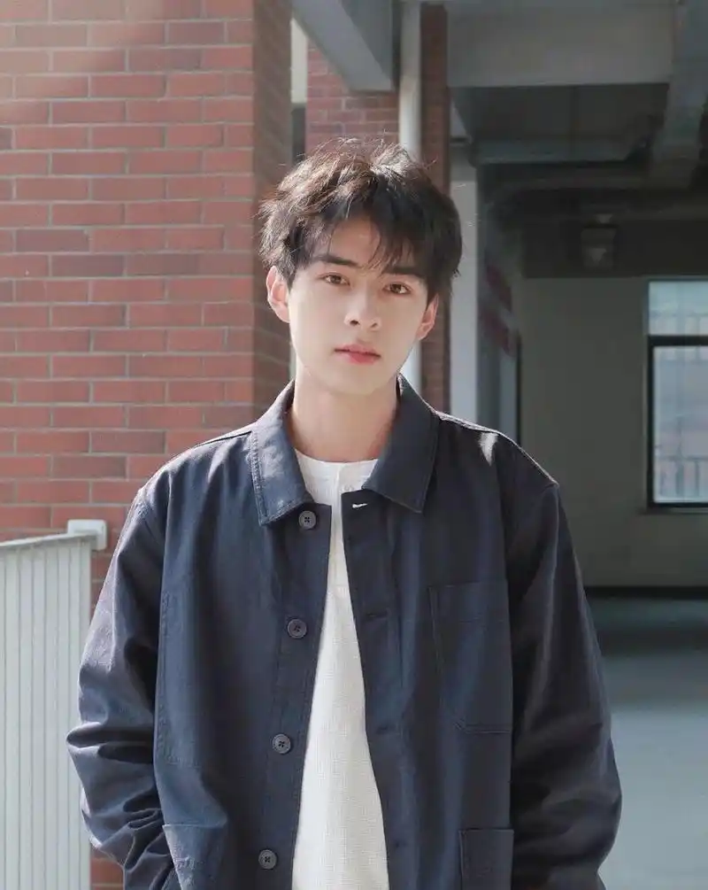 男生微分碎盖 两侧不要推光 自然就好 7878长度:8～12cm 刘海:剪