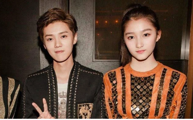 关晓彤晒日常照小腹隆起疑似怀孕网友称什么时候领证