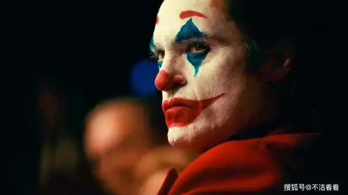 是巧合吗?《小丑》亚瑟化妆的镜子,某个角度像蝙蝠侠