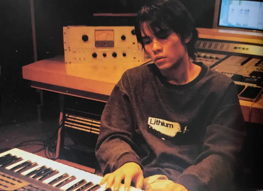 明明是周杰伦青涩时期的老照片看到的却都是满满的我们的青春