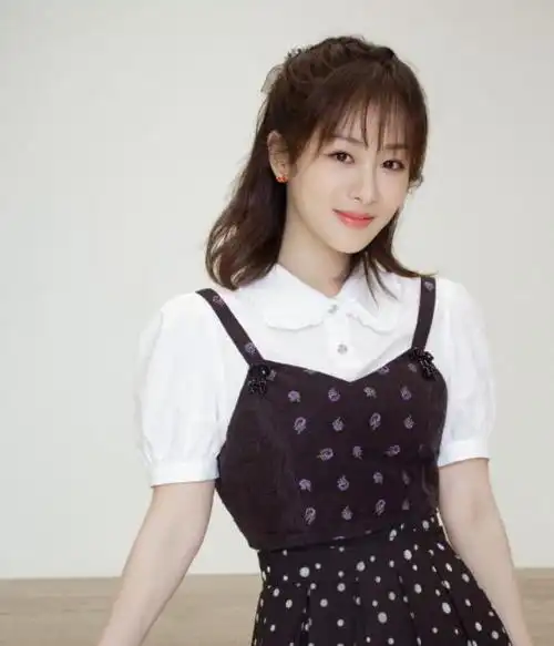 杨紫的少女感绝了娃娃领衬衫叠穿吊带衫活泼可爱俏皮温柔