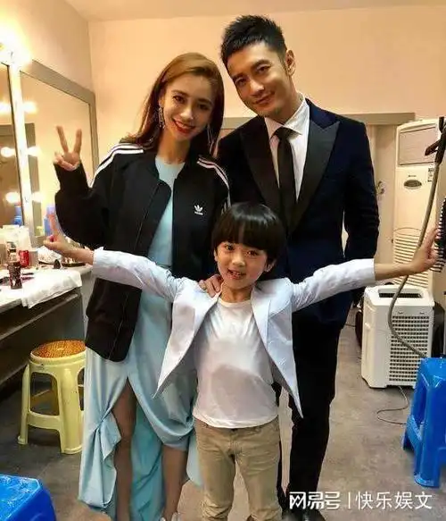 angelababy带5岁儿子穷游盯着手机忙工作不忘陪伴儿子真有爱