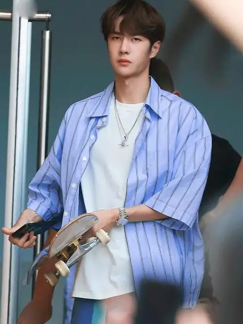 王一博最新上班照蓝色衬衫搭配滑板这一身超酷