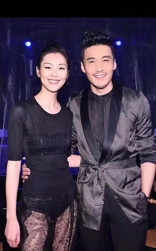 刘雯与胡兵同框,穿小黑裙气场十分太强,网友:能hold住了大表姐