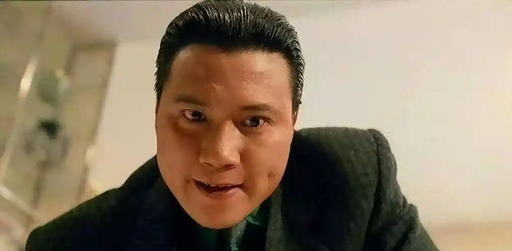 有人说,在香港演员中鲜少有人能压制周润发的大背头,但万梓良却是例外