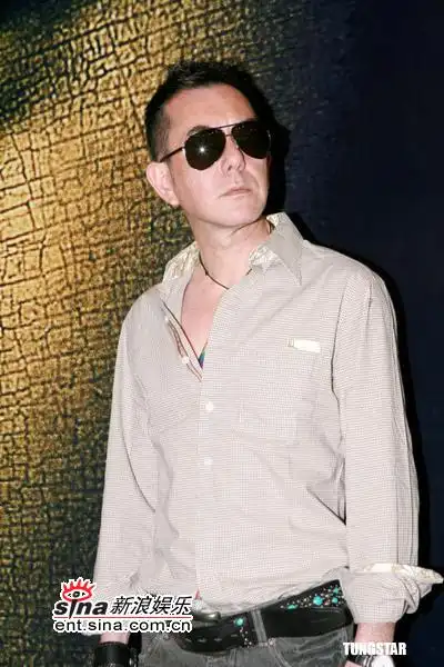 图文:《达芬奇密码》香港首映-黄秋生墨镜扮酷