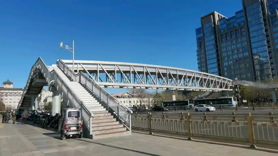 北京东单北大街,壮观的人行天桥,南来北往的车流