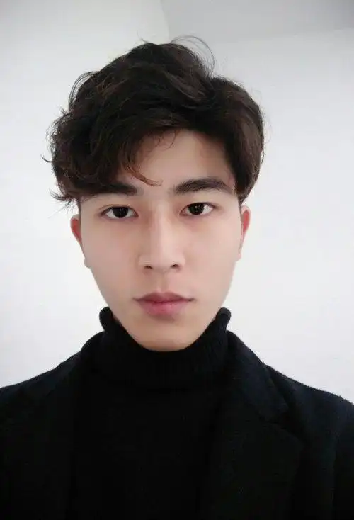 长脸男生短头发造型,五官看上去十分端正有气场,深棕色头发部分愈加有