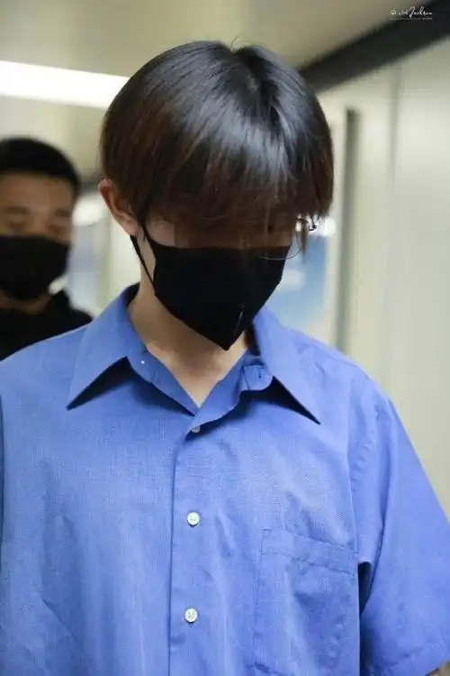 易烊千玺蓝衬衫眼镜造型#易烊千玺今日机场路透96,蓝色衬衫 丫档