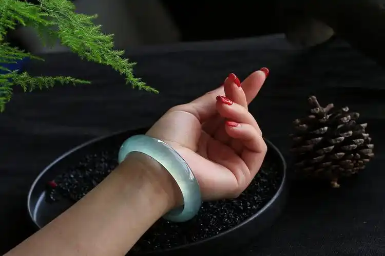 女人为什么戴翡翠手镯 是什么原因呢60卡古兰玉镯子送妈妈缅甸翡翠