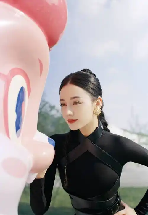 迪丽热巴晒照宣传新剧,英姿飒爽有侠女范,窈窕身材惹人羡