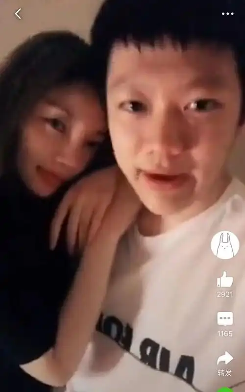 原创疑似李小璐和pgone亲密视频曝光两人互动很嗨搂抱自拍